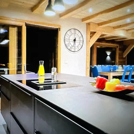 Charming Chalet Near Slopes & Sauna Сasa de vacaciones *
